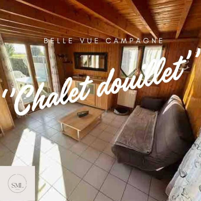 un salon avec un canapé et une table basse dans l'établissement Chalet douillet 4 personnes -Proche plage, à Merville-Franceville-Plage