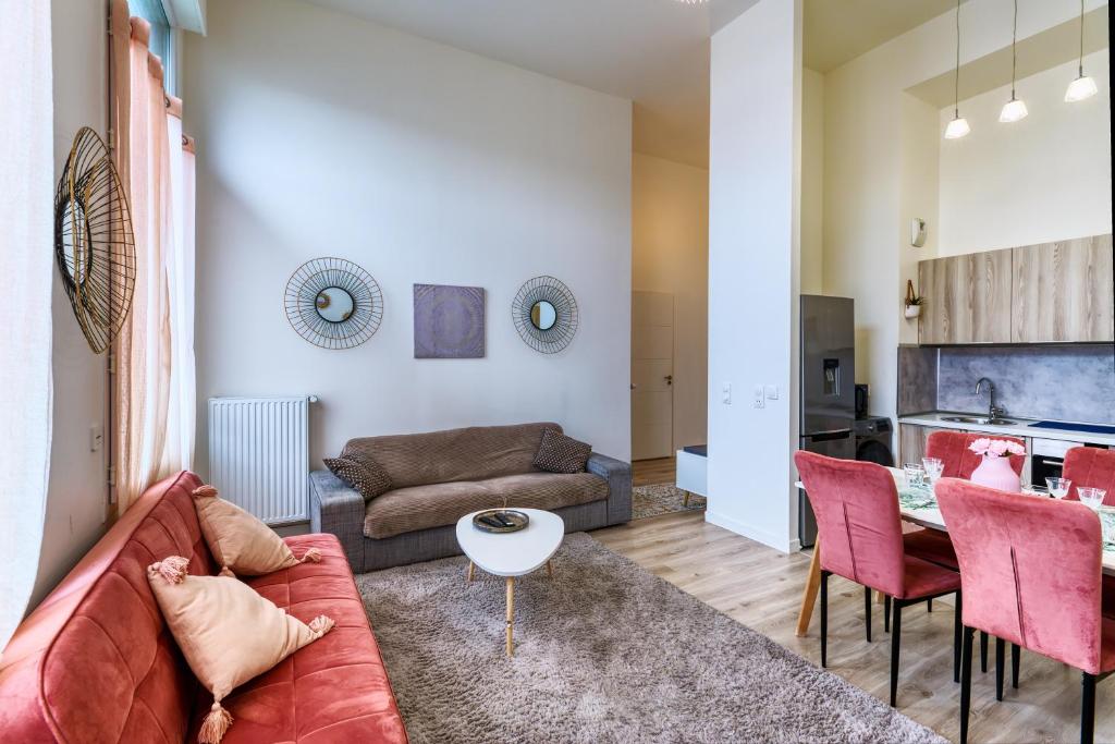un salon avec un canapé et une table dans l'établissement Pablo Picasso - Appt à 30min de Montmartre, à Saint-Ouen