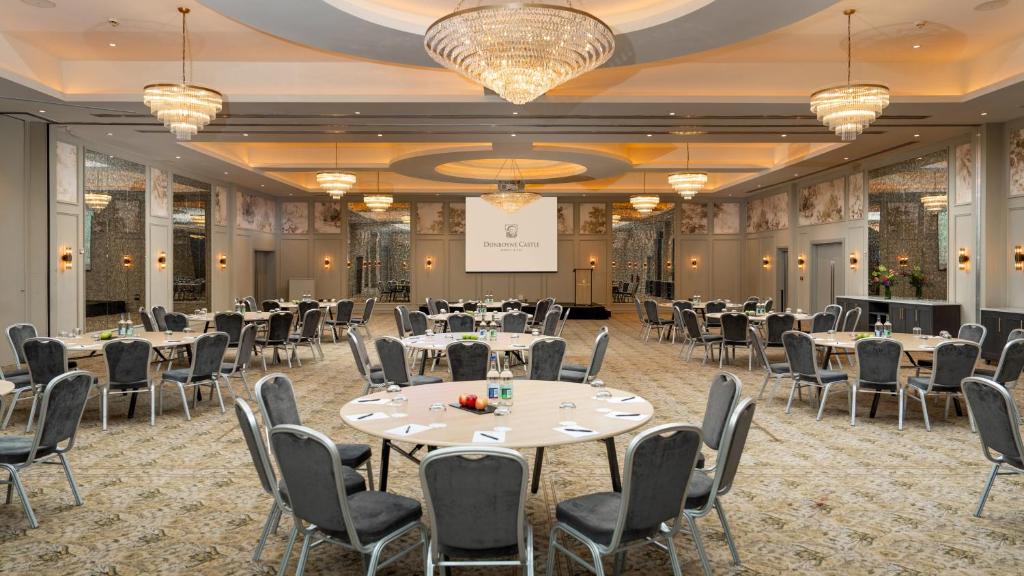 Un restaurante u otro lugar para comer en Dunboyne Castle Hotel & Spa
