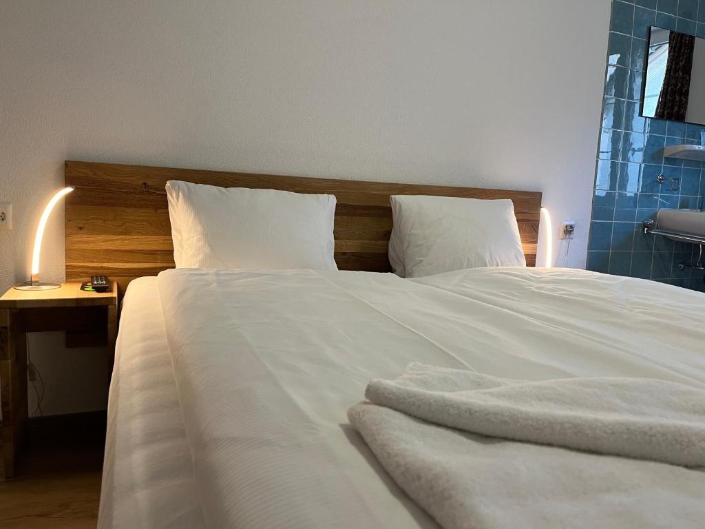 Postel nebo postele na pokoji v ubytování Hotel Drei Könige