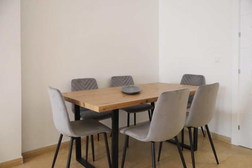 una mesa de madera con 4 sillas y un bol en la parte superior en TAYP San Marcos 105, en Talayuela