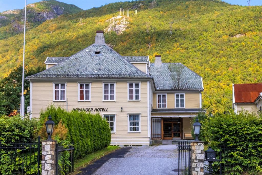 Nespecifikovaný výhled na hory nebo výhled na hory při pohledu z hotelu