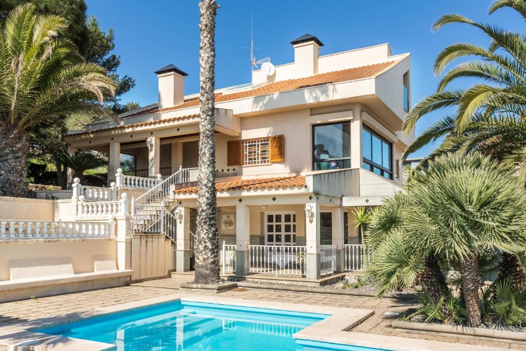a house with a swimming pool in front of it at Teresita High Views in Santa Brígida
