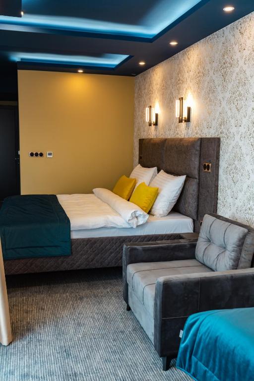 HOTEL LOBBY - Triple Room With Balcony