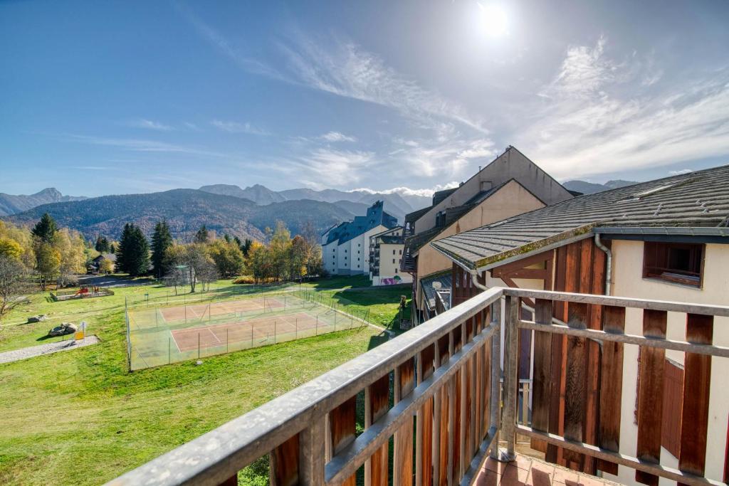 阿克斯莱泰尔姆Le Cocon des 3 Domaines - Appt pour 4的阳台享有网球场的景致。