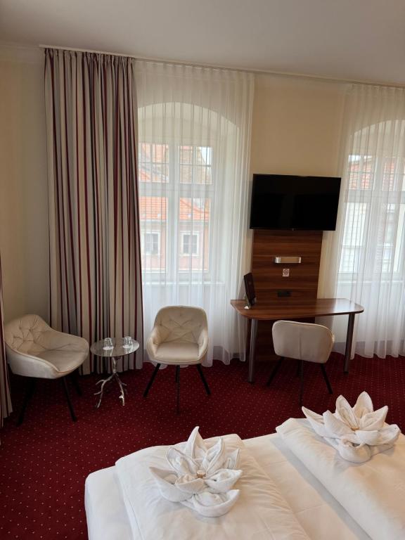 Postel nebo postele na pokoji v ubytování Hotel Schwibbogen Altstadt & Appartements