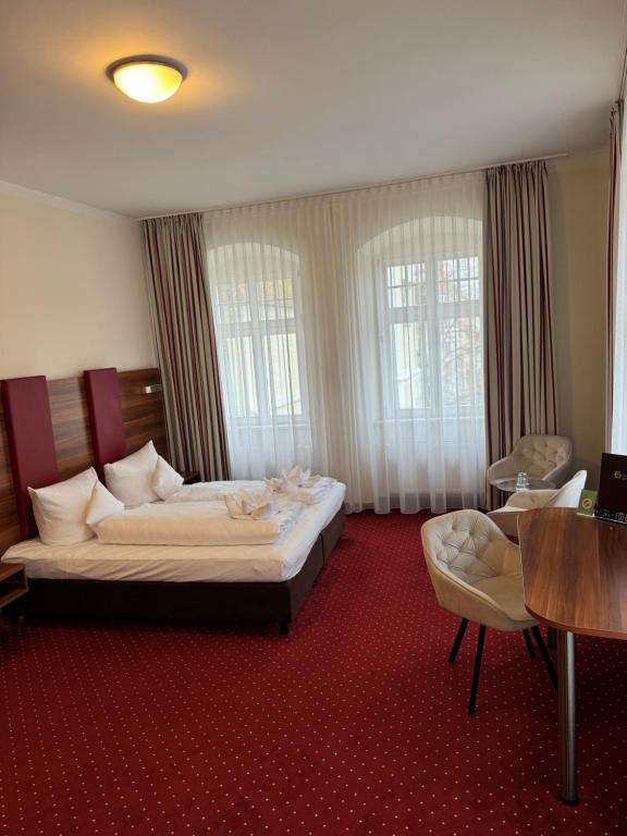 Postel nebo postele na pokoji v ubytování Hotel Schwibbogen Altstadt & Appartements