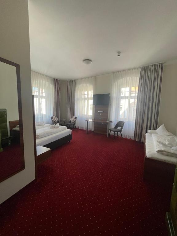 Postel nebo postele na pokoji v ubytování Hotel Schwibbogen Altstadt & Appartements