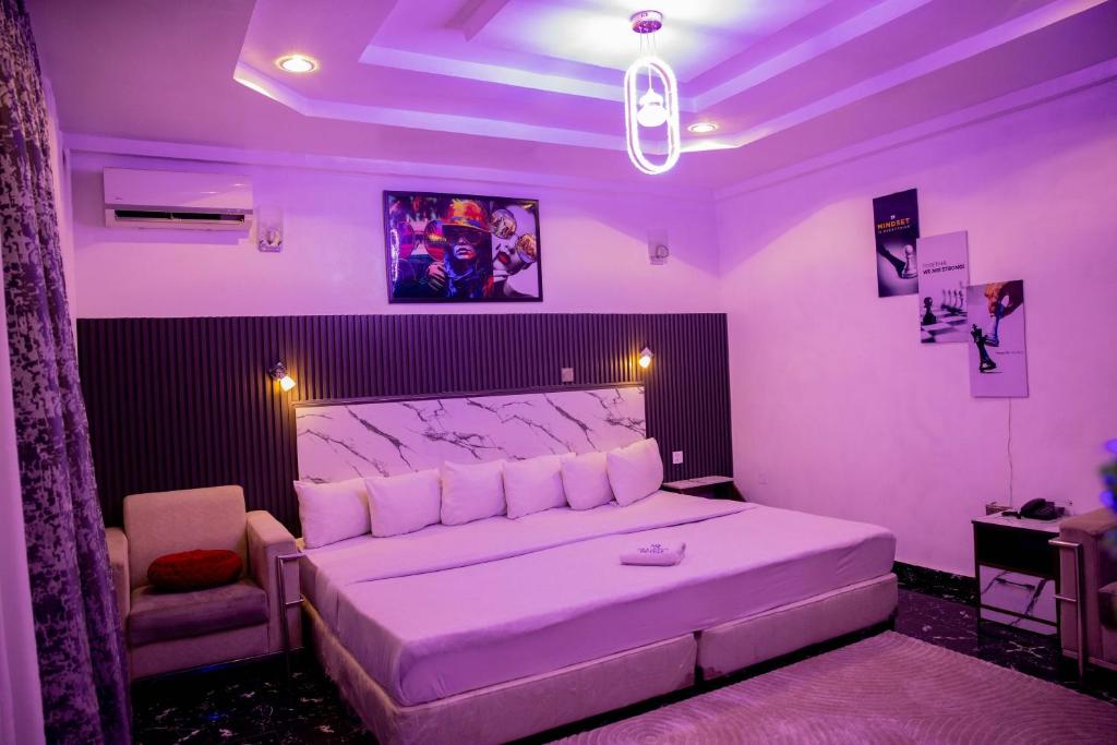Postel nebo postele na pokoji v ubytování Skyrock Hotels Ikeja