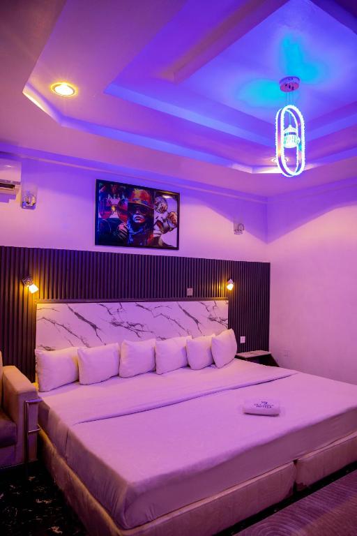 Postel nebo postele na pokoji v ubytování Skyrock Hotels Ikeja