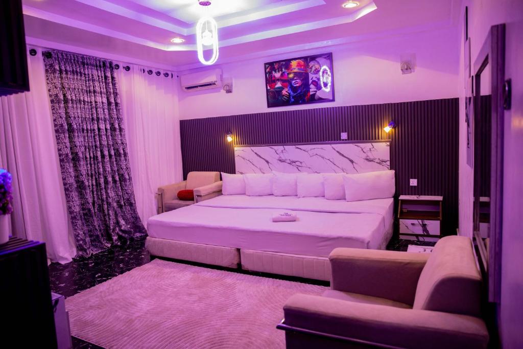 Postel nebo postele na pokoji v ubytování Skyrock Hotels Ikeja