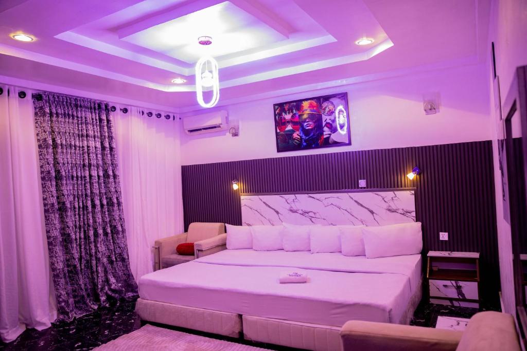 Postel nebo postele na pokoji v ubytování Skyrock Hotels Ikeja