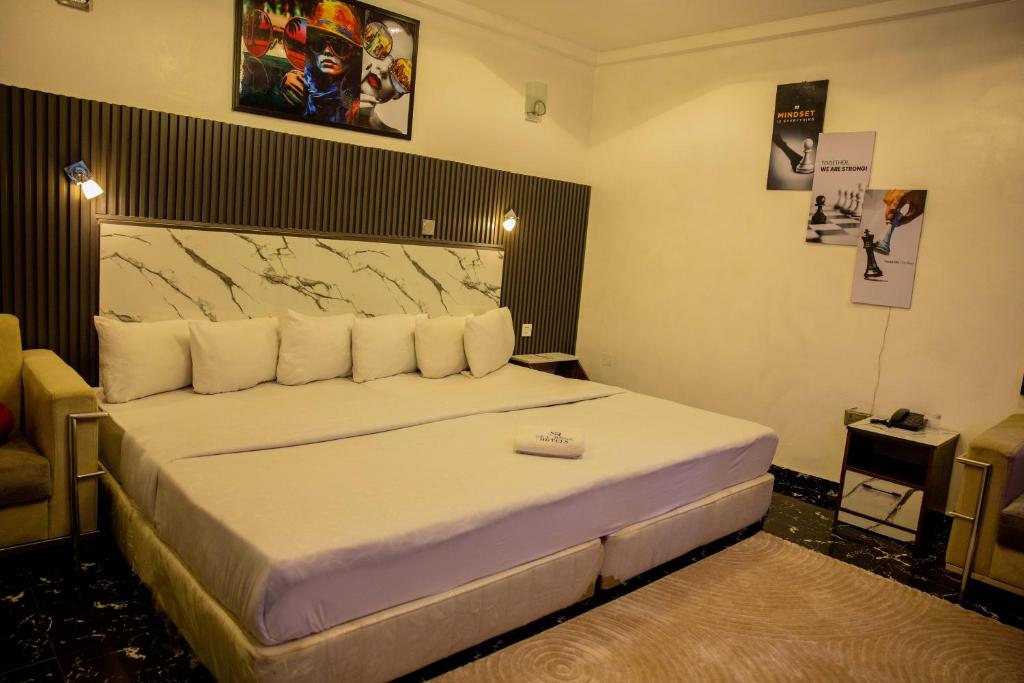 Postel nebo postele na pokoji v ubytování Skyrock Hotels Ikeja