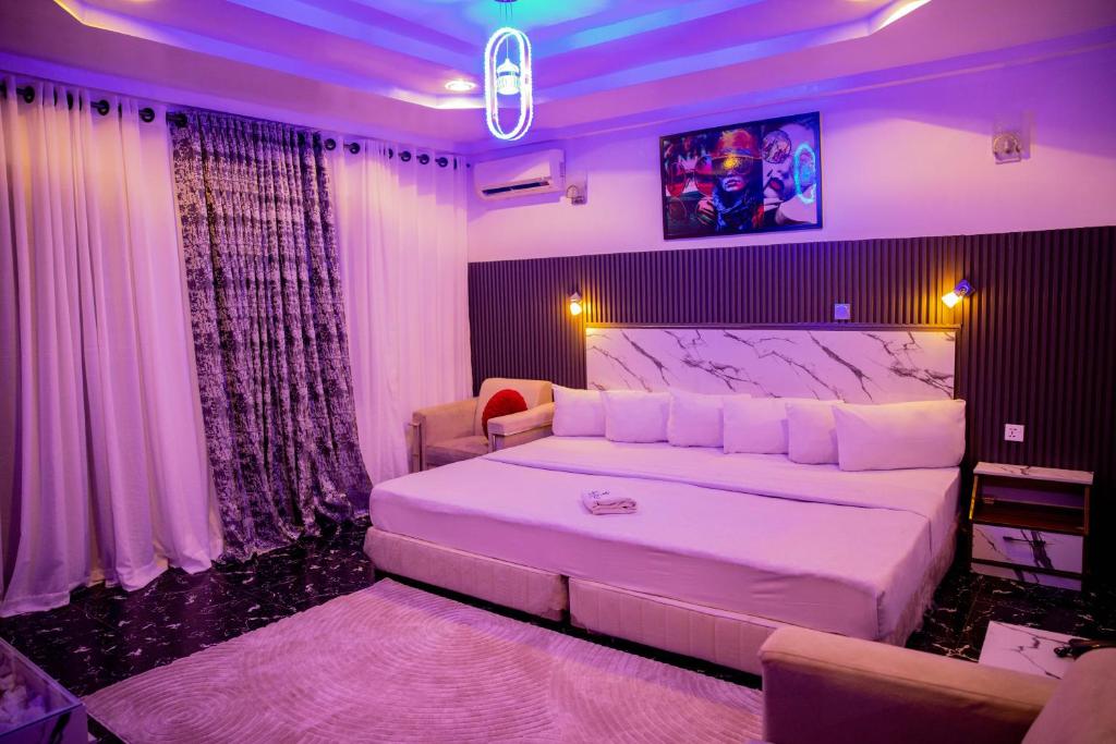 Postel nebo postele na pokoji v ubytování Skyrock Hotels Ikeja