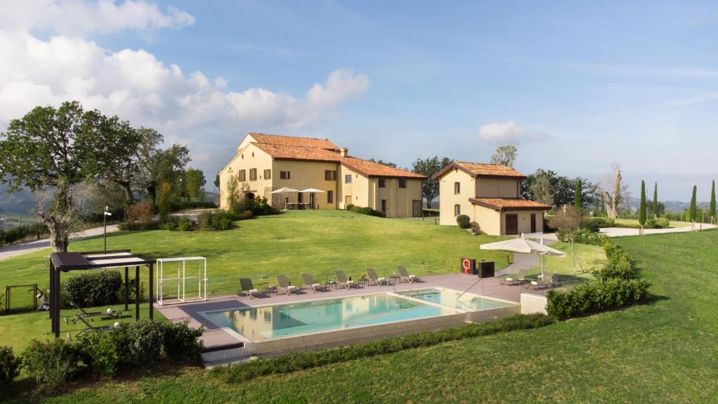 una casa con un ampio cortile con piscina di SANTA MARIA MADDALENA 10, Emma Villas a Castel San Pietro Terme