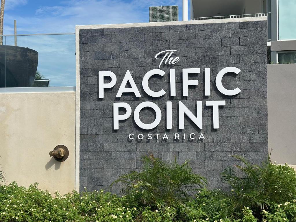 una señal para el signo del punto del Pacífico en una pared en OCEAN FRONT luxury hotel room "Pacific Point", en Jacó