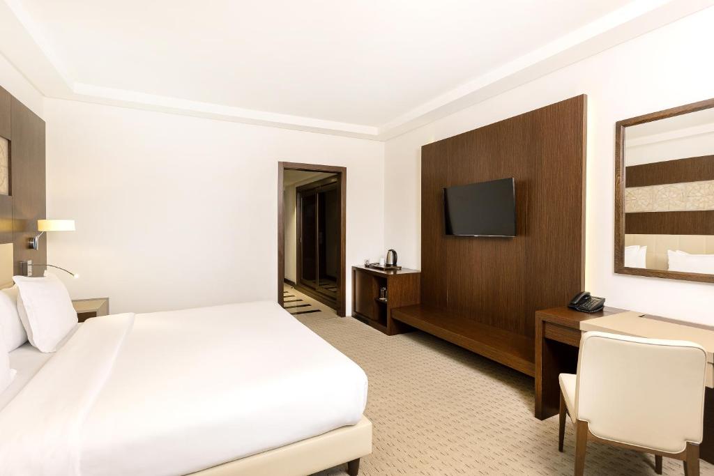 Letto o letti in una camera di Radisson Blu Hotel & Convention Center, Tunis