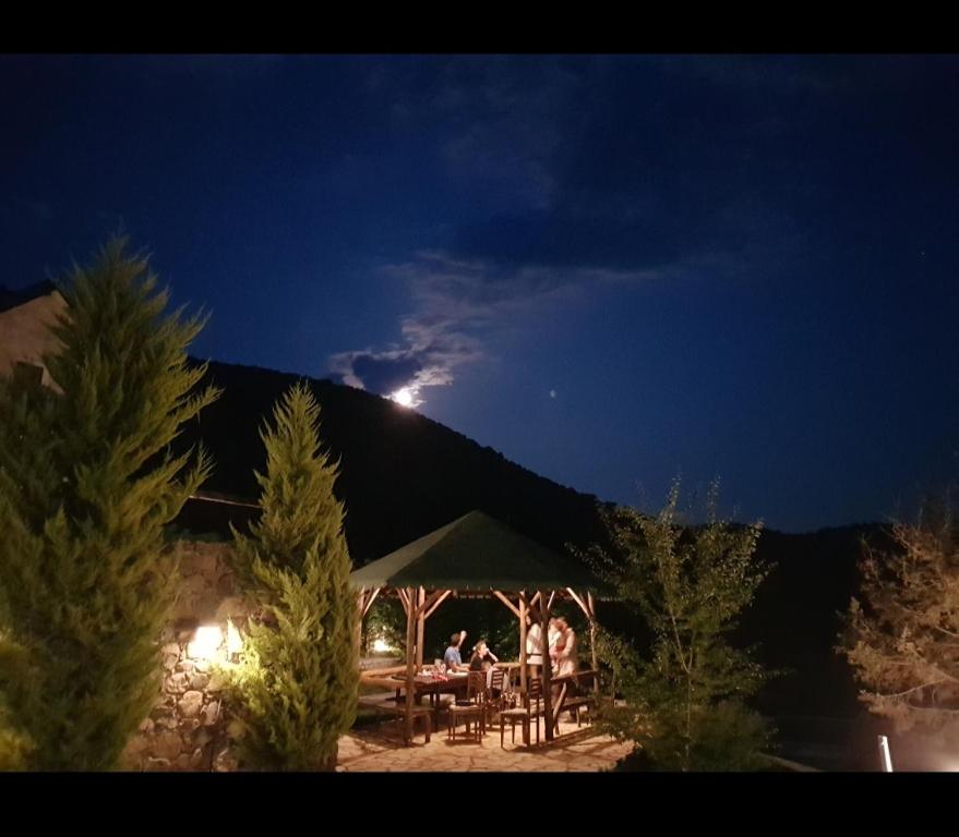 Nespecifikovaný výhled na hory nebo výhled na hory při pohledu z hotelu