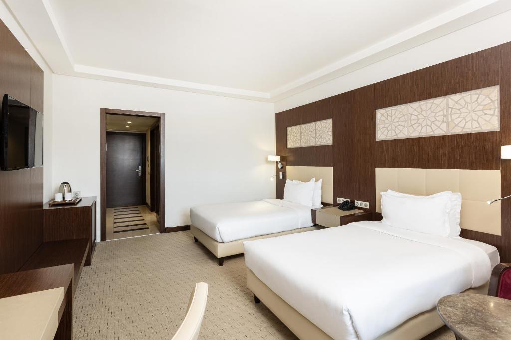 Letto o letti in una camera di Radisson Blu Hotel & Convention Center, Tunis