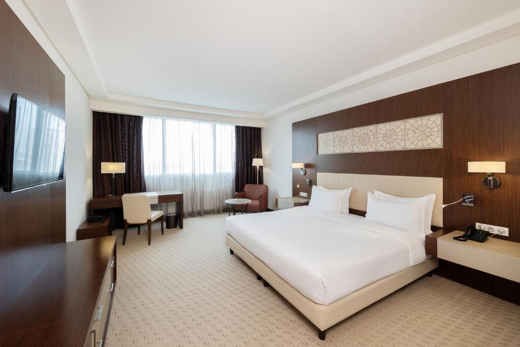 Letto o letti in una camera di Radisson Blu Hotel & Convention Center, Tunis