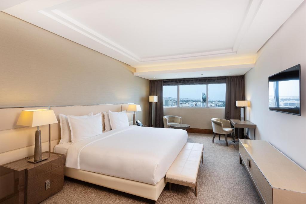 Letto o letti in una camera di Radisson Blu Hotel & Convention Center, Tunis