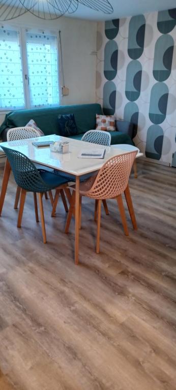 - une table et des chaises dans une chambre avec un canapé dans l'établissement le studio, à Cornimont