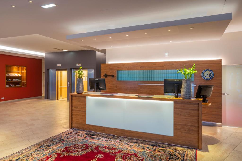 una hall con reception in un hotel di Villa Seilern Vital Resort a Bad Ischl