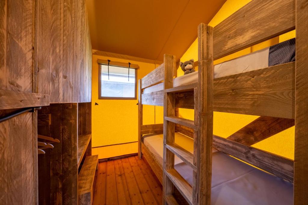 Palanda nebo palandy na pokoji v ubytování hu Birkelt village