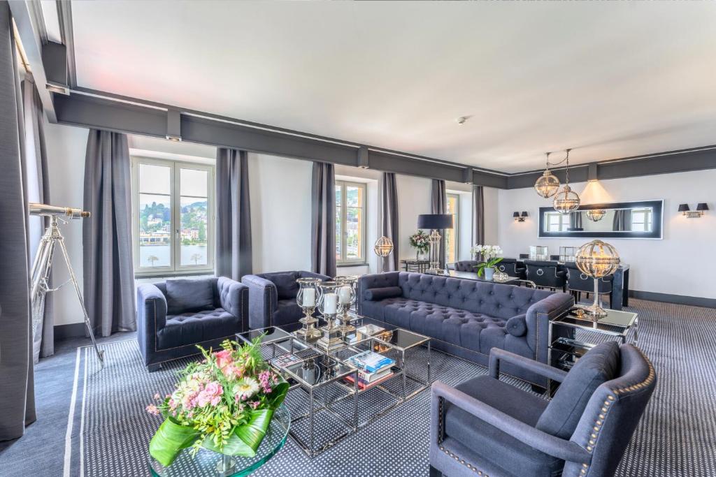 Ein Sitzbereich in der Unterkunft Beau Rivage Hotel