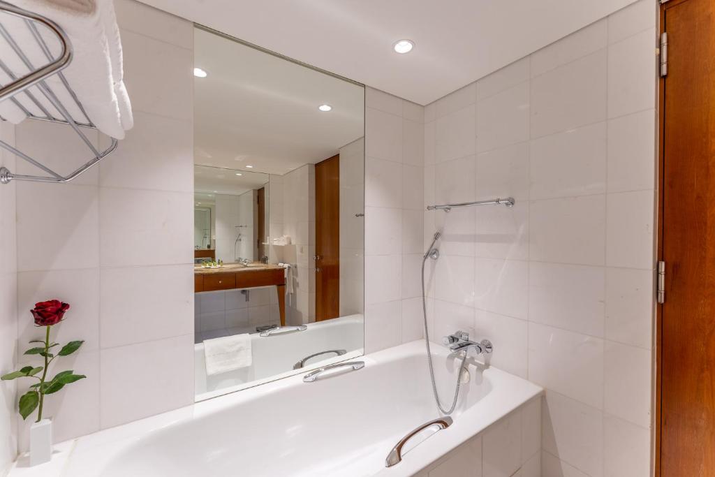 Ein Badezimmer in der Unterkunft Beau Rivage Hotel