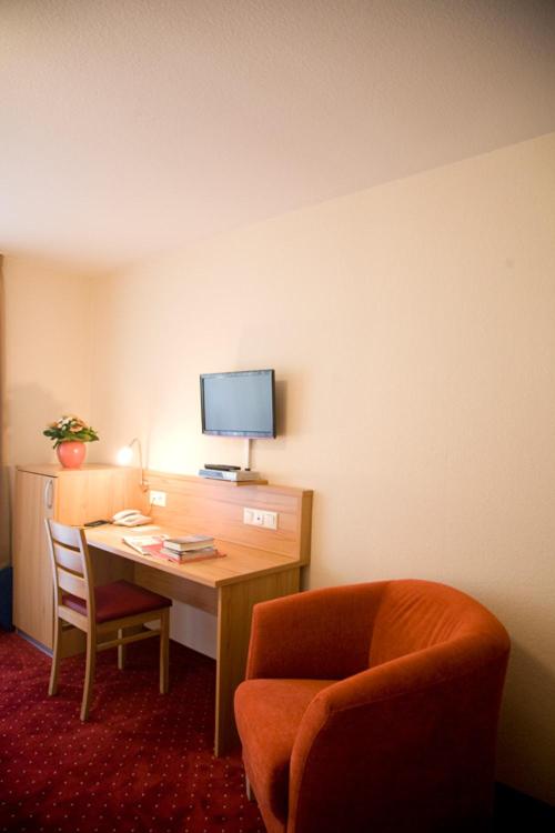 TV a/nebo společenská místnost v ubytování Gasthaus Merkel Hotel