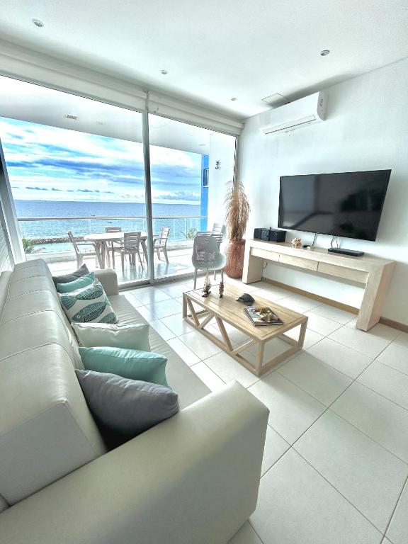 TV a/nebo společenská místnost v ubytování Apartamento con vista al mar en Coveñas