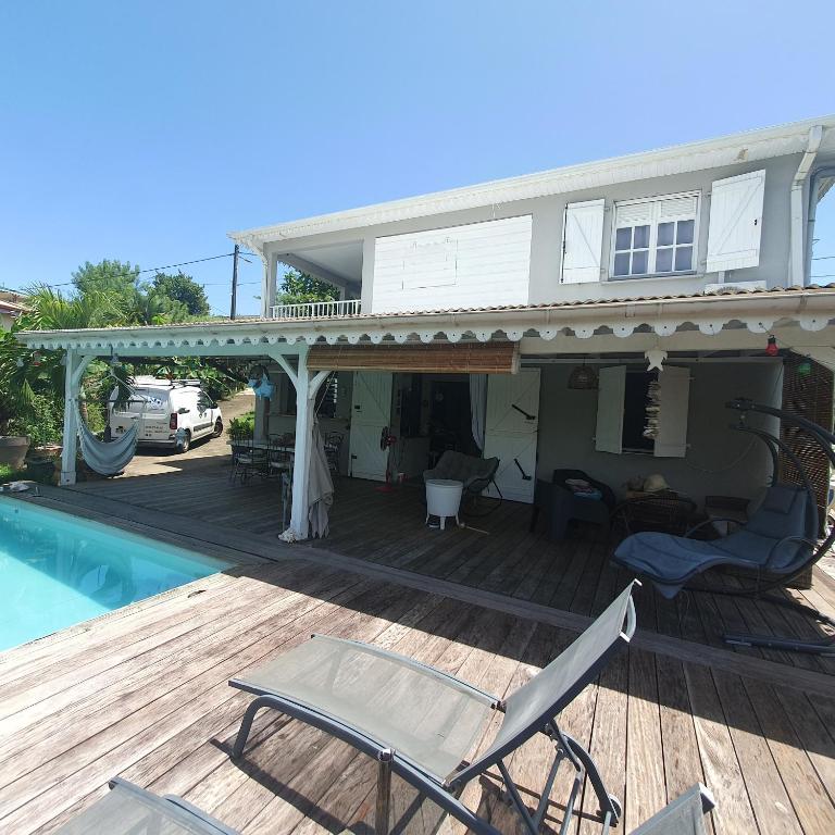 Bazén v ubytování CHARMANT HAUT DE VILLA AVEC PISCINE PARTAGEE nebo v jeho okolí
