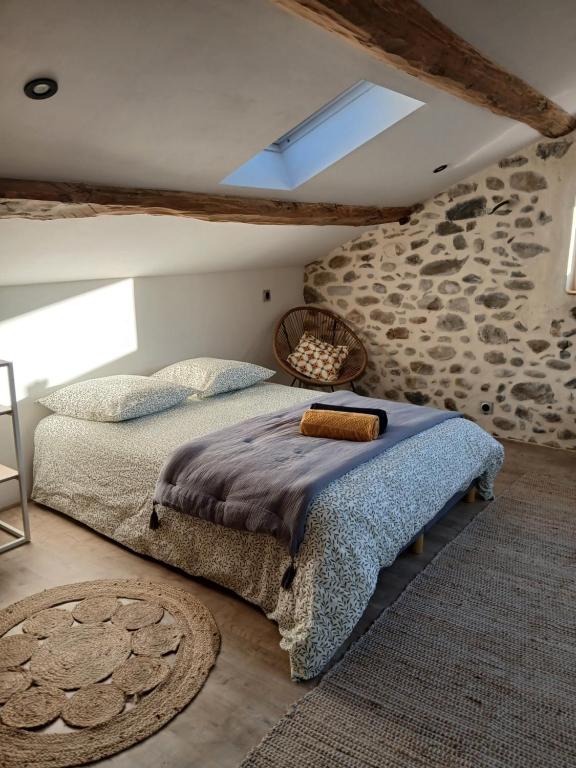a bedroom with two beds and a skylight at Les Gîtes du Saro in Chabestan