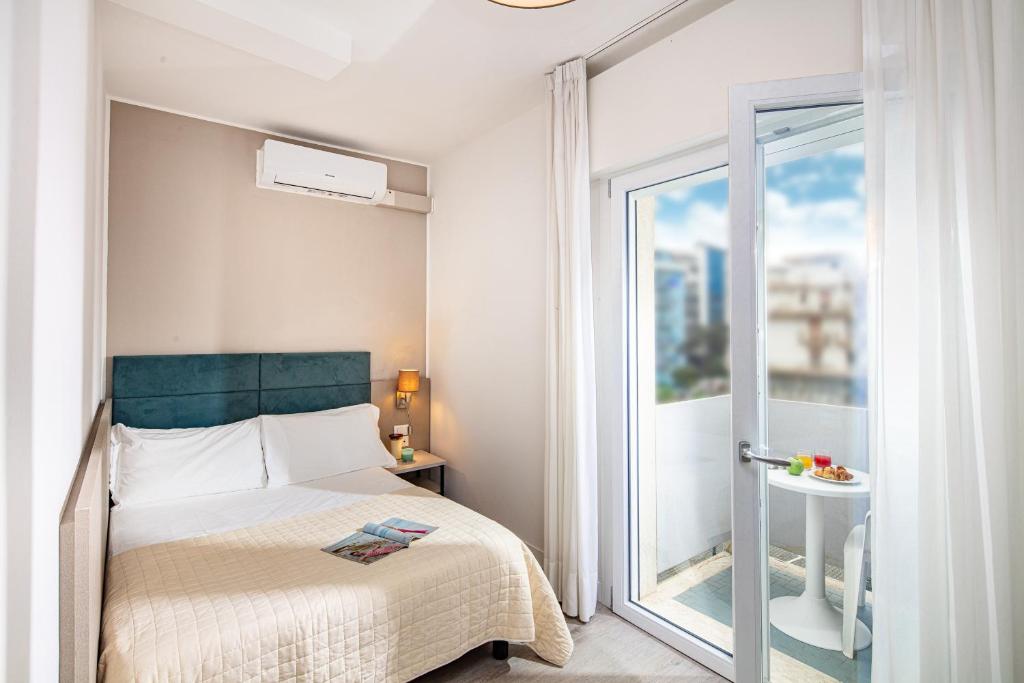 Postel nebo postele na pokoji v ubytování Hotel Pigalle