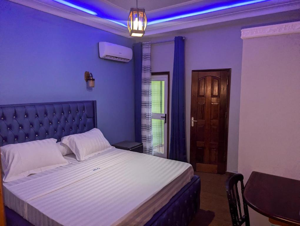 Postel nebo postele na pokoji v ubytování hôtel le CALOMA