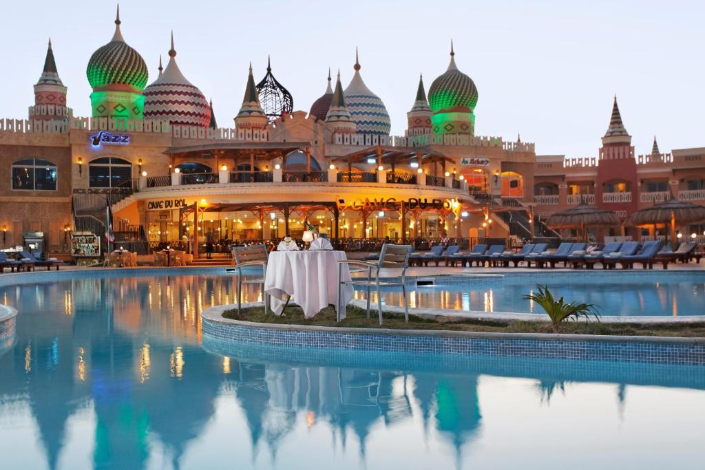 una coppia seduta a un tavolo di fronte a un edificio di Pickalbatros Aqua Blu Sharm El Sheikh a Sharm El Sheikh