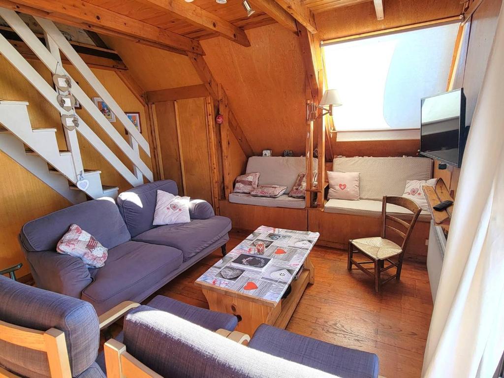 a living room with a couch and a table at Chalet cosy 9 pers. avec balcon Sud, poêle à bois, Wi-Fi, proche pistes - Saint-Michel-de-Chaillol - FR-1-393-143 in Saint-Michel-de-Chaillol