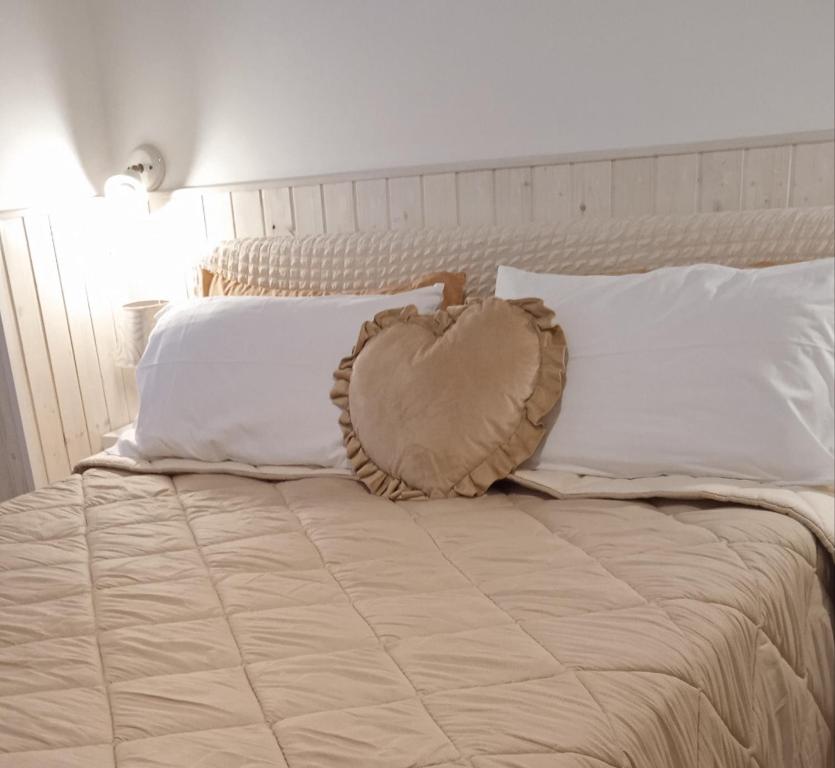 - un lit avec un oreiller au-dessus dans l'établissement Piccola Pietra, à Martina Franca