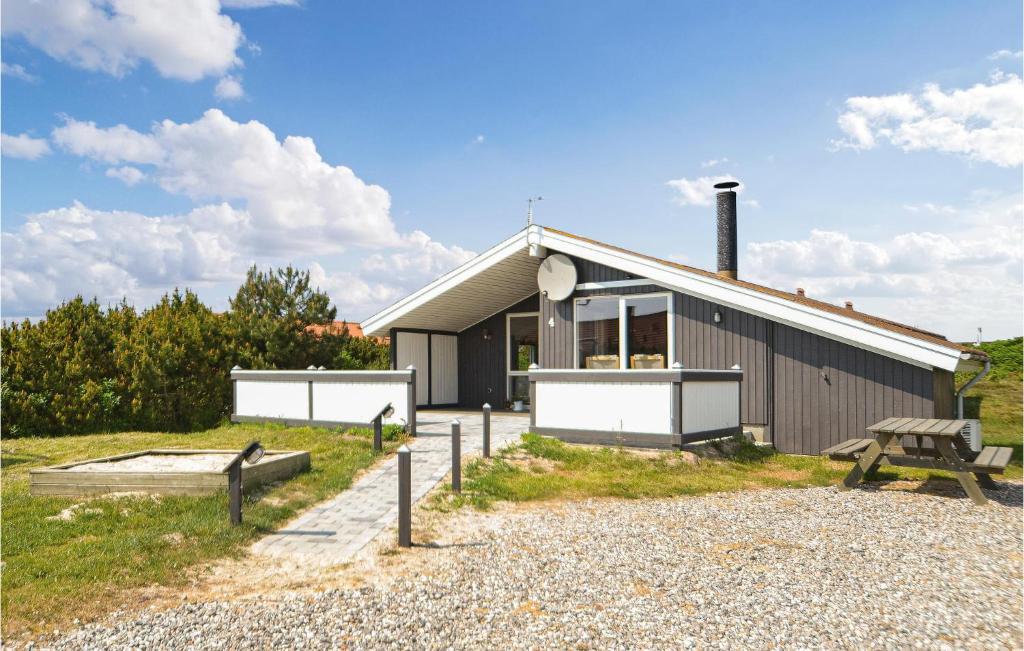 a building with a picnic table and a bench at Holiday Home Dortheasvej Hvide Sande Vi in Bjerregård