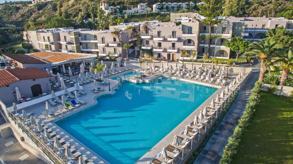Bazén v ubytování Porto Platanias Village Resort nebo v jeho okolí