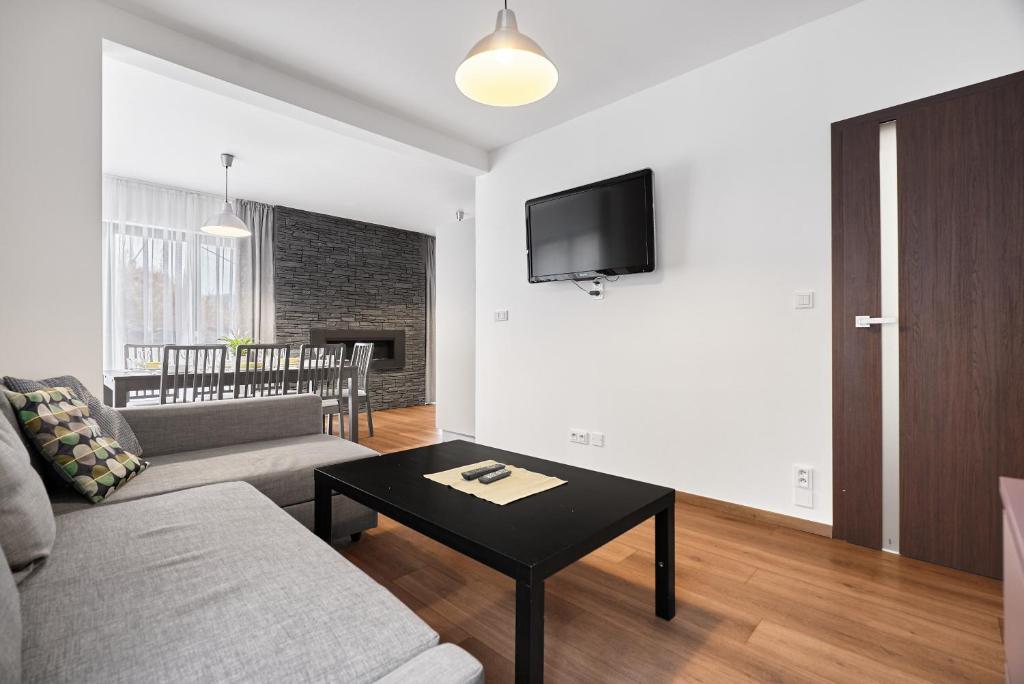 salon z kanapą i stołem w obiekcie Bellevue Keilberg by Mountain ways w mieście Loučná pod Klínovcem