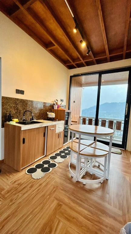 Kuchyň nebo kuchyňský kout v ubytování Sun Farm Dieng Villas