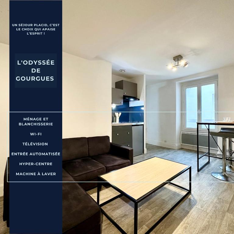 un salon avec un canapé et une table dans l'établissement L'Odyssée de Gourgues - Central - Wifi, à Mont-de-Marsan