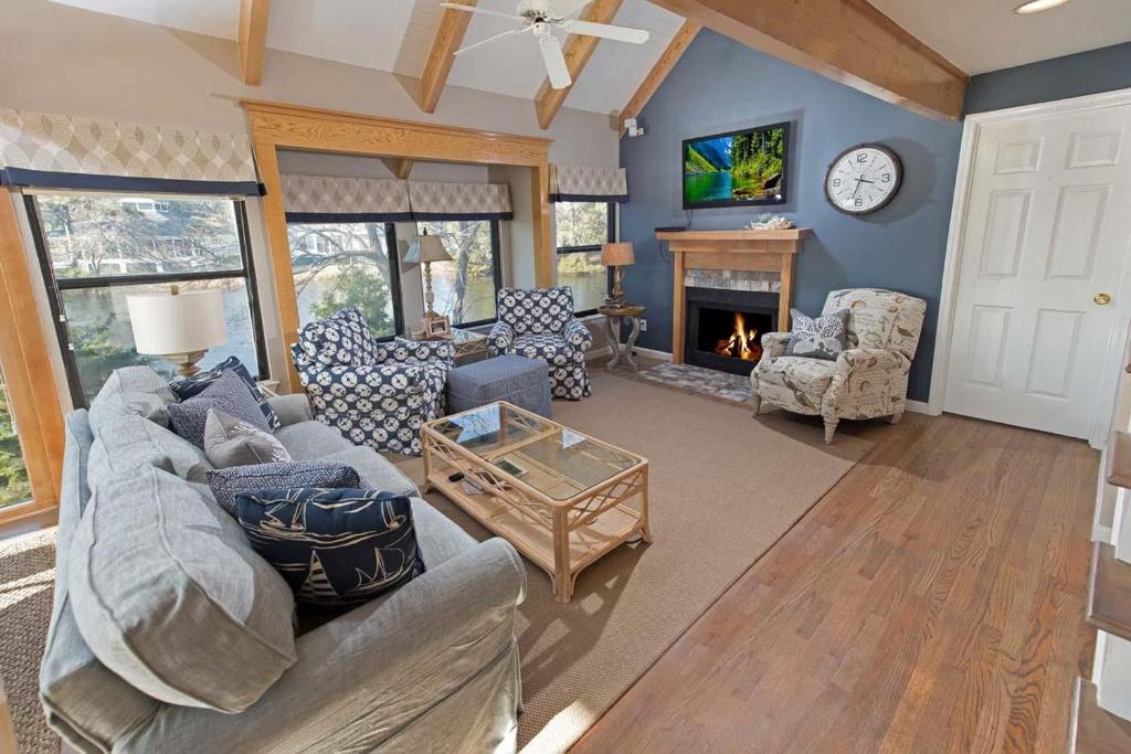 ポーリーズ・アイランドにあるCozy Coastal Escape 3BR 3BA Lakefront Tranquilityのソファと暖炉のあるリビングルーム