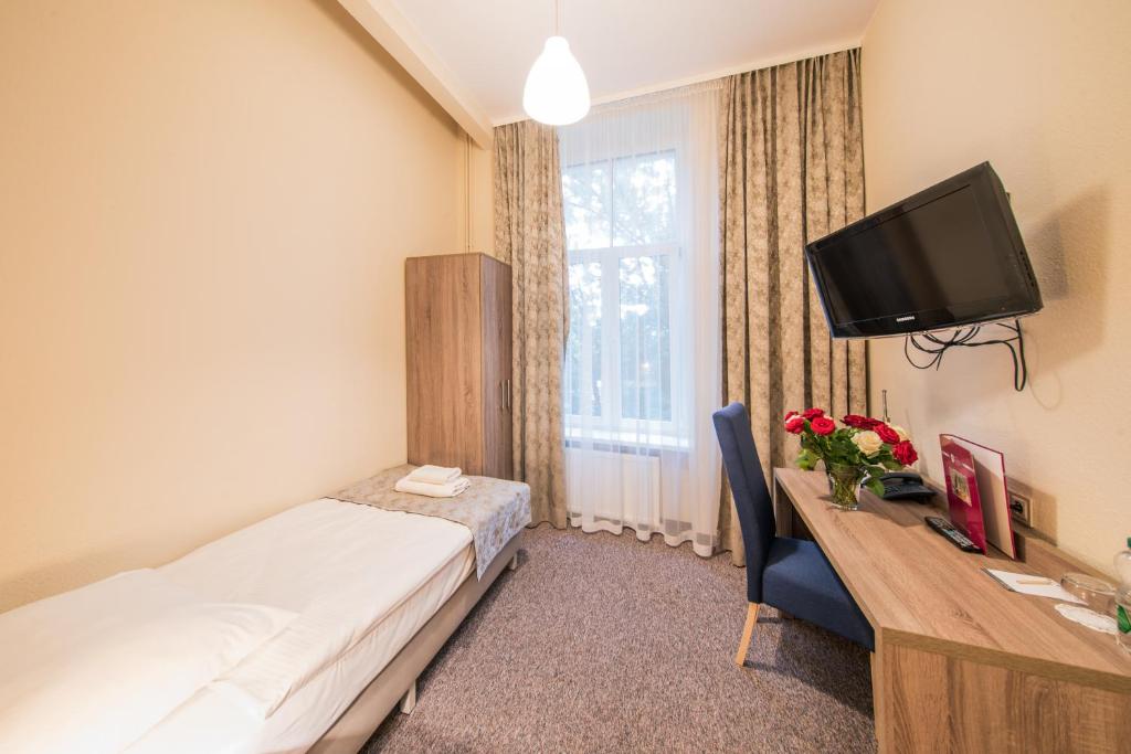 Televízia a/alebo spoločenská miestnosť v ubytovaní Hotel Lothus