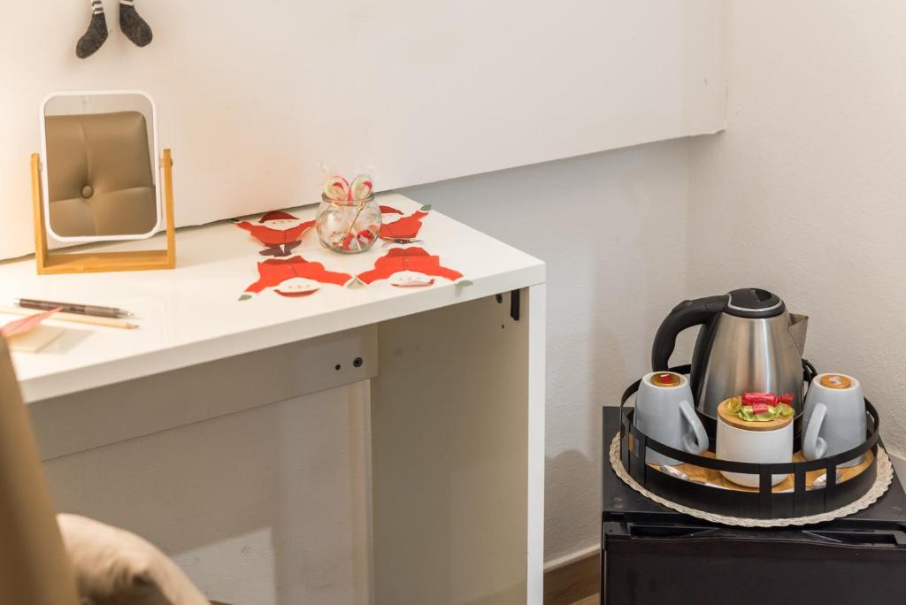 Příslušenství pro přípravu čaje a kávy v ubytování Alby Express Rooms