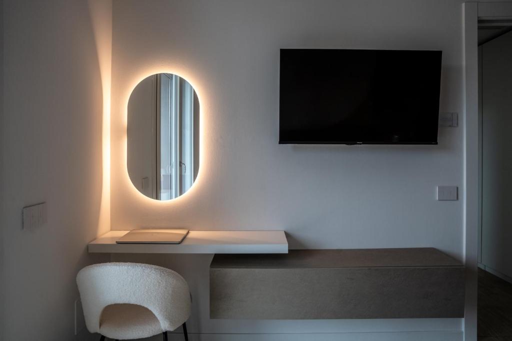 TV a/nebo společenská místnost v ubytování LuxeDesign Apartment