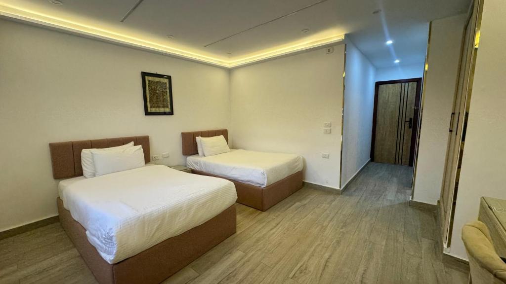 Postel nebo postele na pokoji v ubytování Konooz Pyramids Hotel