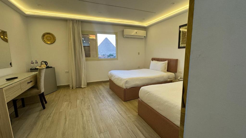 Postel nebo postele na pokoji v ubytování Konooz Pyramids Hotel